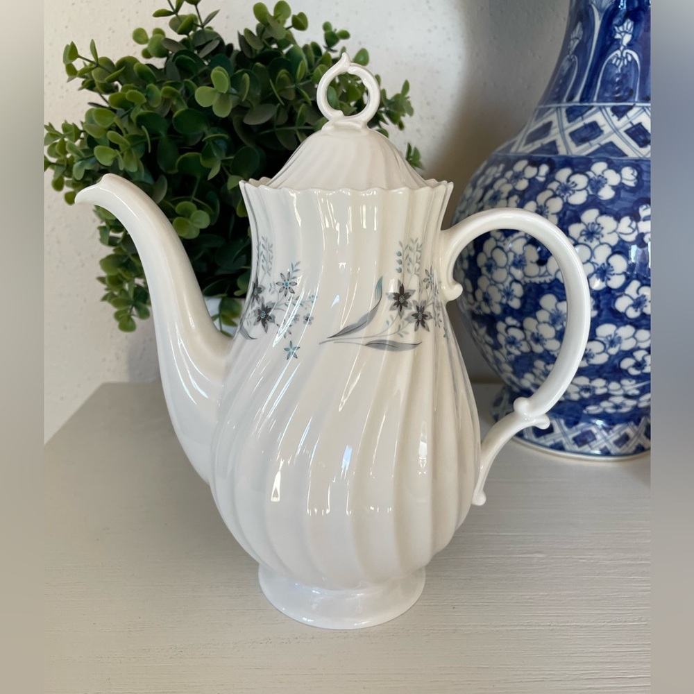 MILLEFLEUR M4953 Royal Doulton Bone China Coffee Pot Floral England